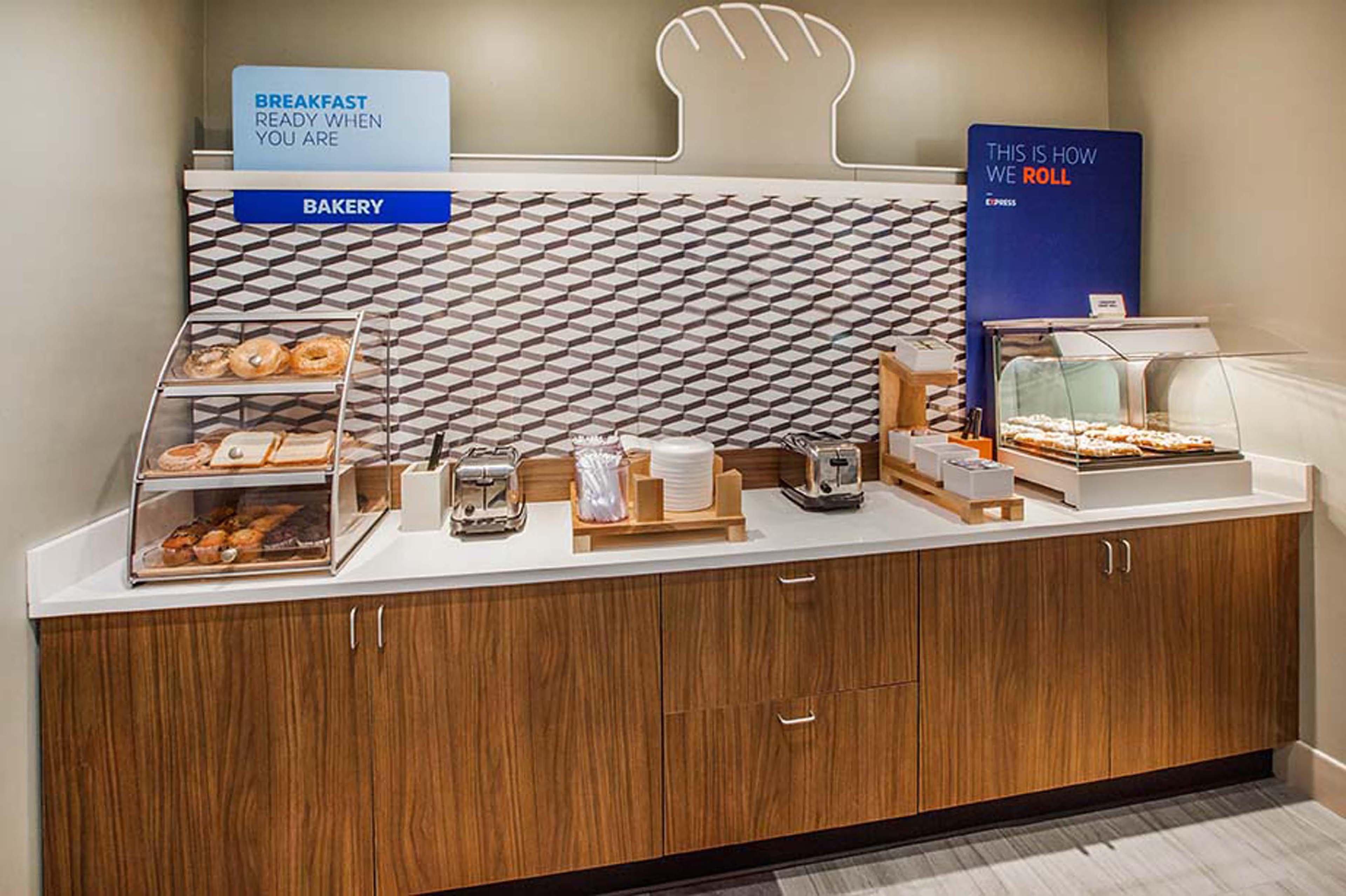 Holiday Inn Express Forest City By Ihg Ngoại thất bức ảnh