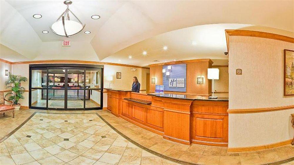 Holiday Inn Express Forest City By Ihg Ngoại thất bức ảnh