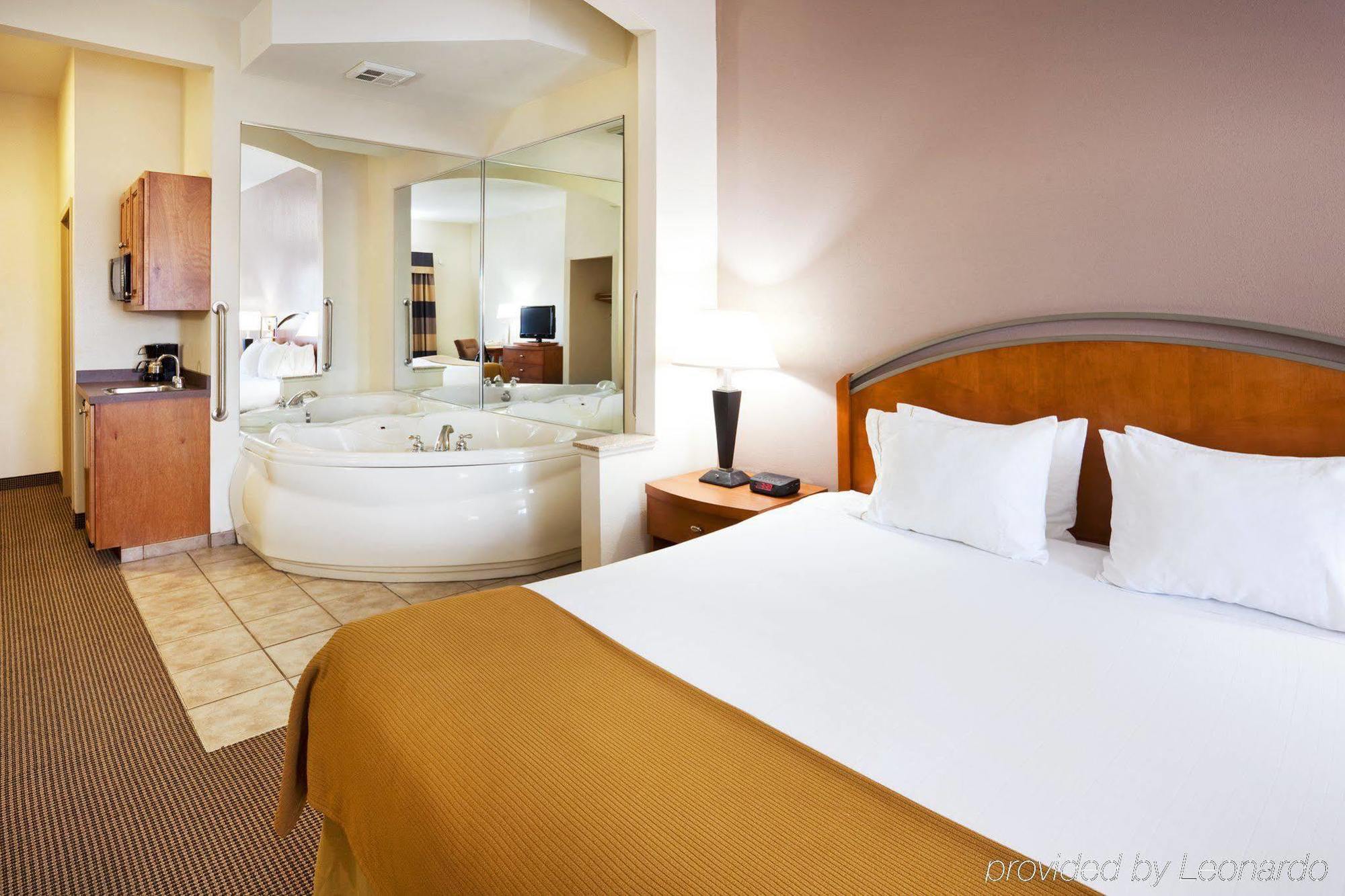 Holiday Inn Express Forest City By Ihg Phòng bức ảnh